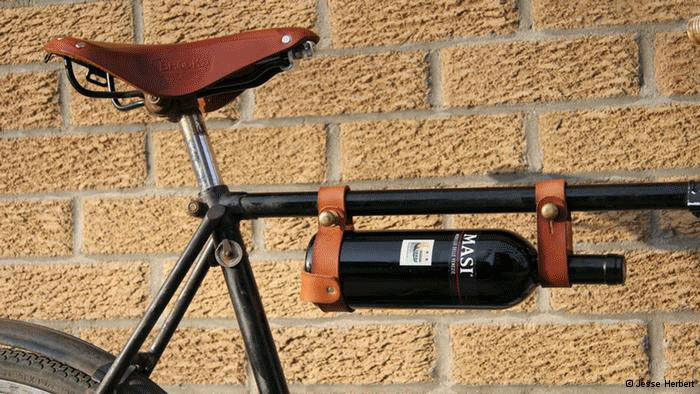 como levar uma garrafa de vinho numa bicicleta