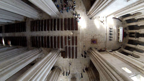 [Imagem em falta! - Vista aérea do interior da igreja do Mosteiro de Alcobaça]